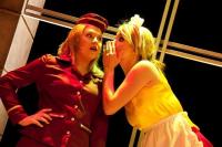 'n Geheim word verklap tussen die omstrede kelnerin (Vasti van Zyl) en die kaartjieverkoopster (Mar-Louise Venter) - Stasioner